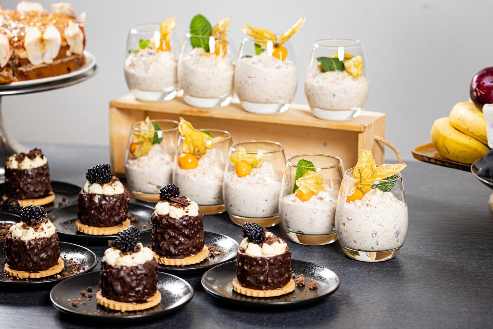 Le Méridien Stuttgart Exterior foto A selection of desserts