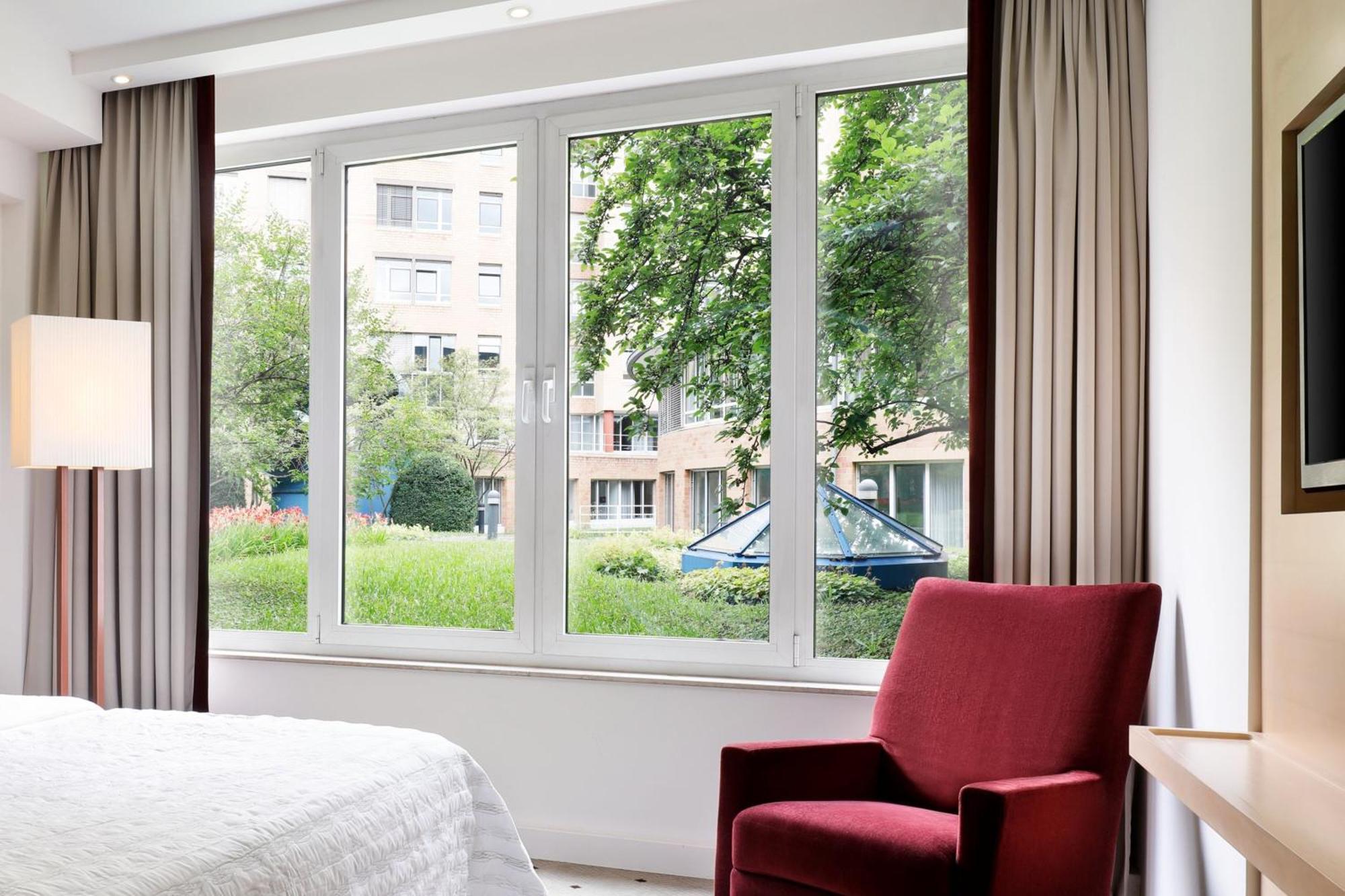 Le Méridien Stuttgart Exterior foto A window with double glazing