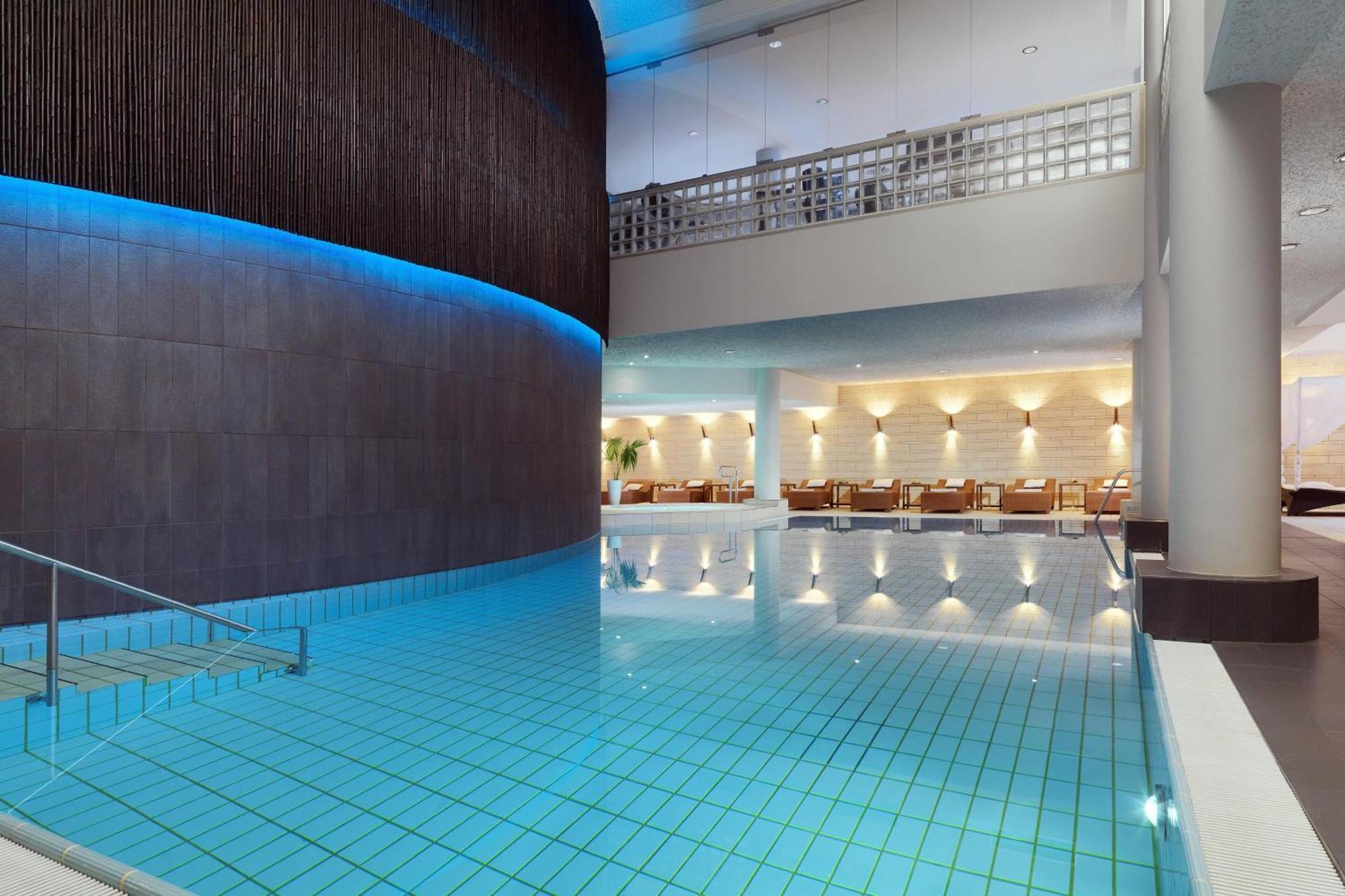 Le Méridien Stuttgart Exterior foto The swimming pool at the hotel