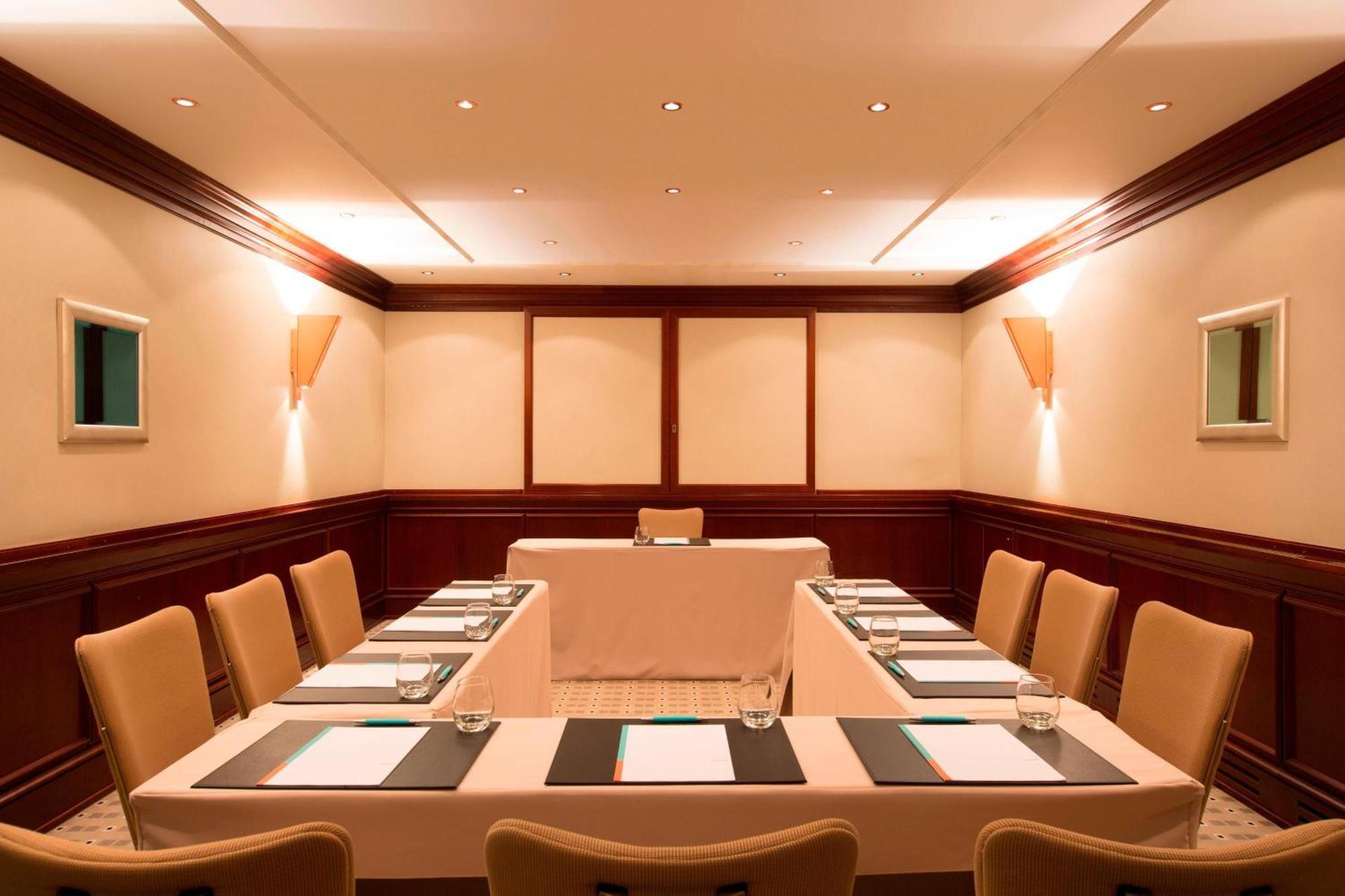 Le Méridien Stuttgart Exterior foto A meeting room at the InterContinental Hotel, Vienna