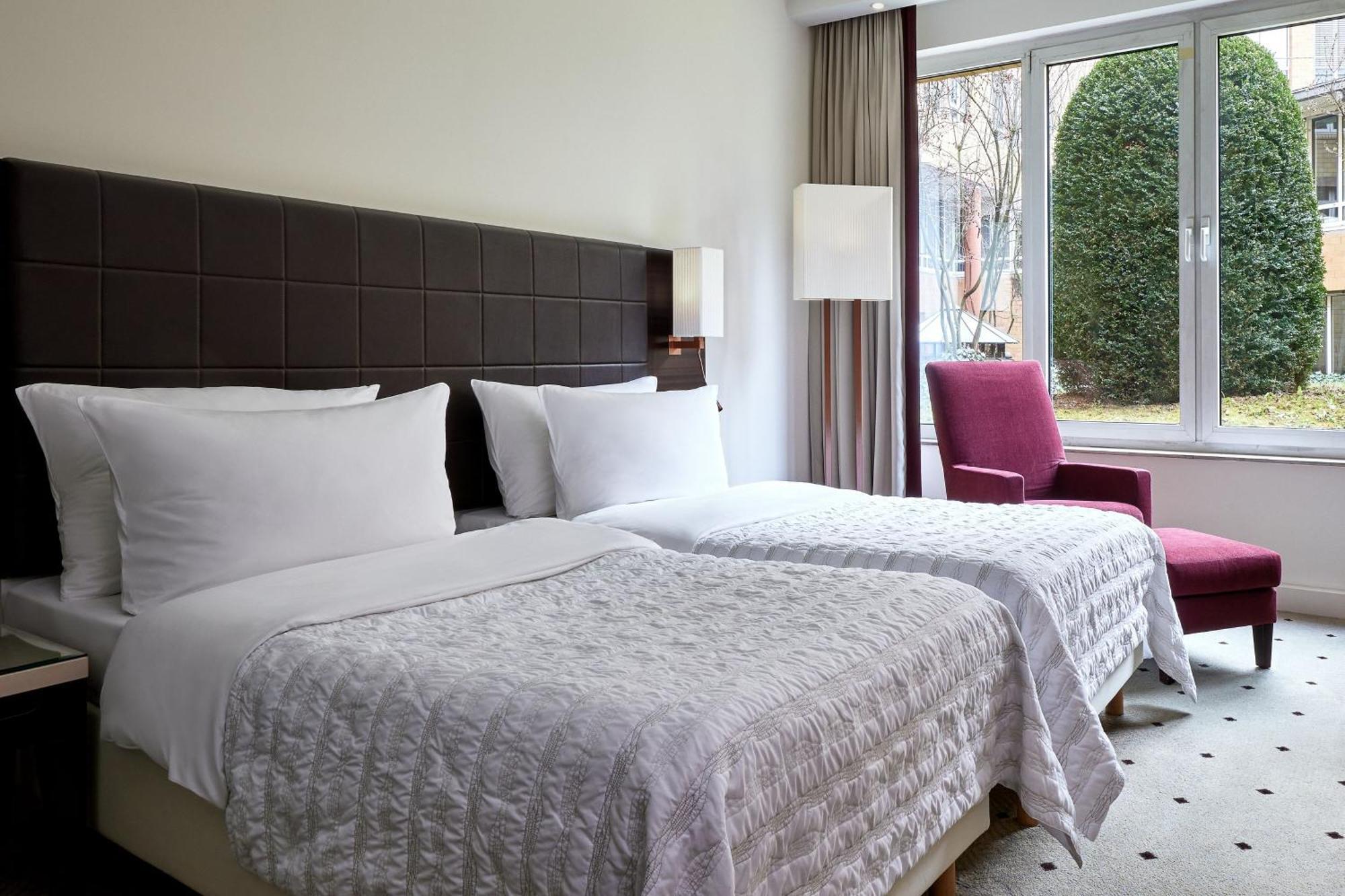 Le Méridien Stuttgart Exterior foto A room at the hotel