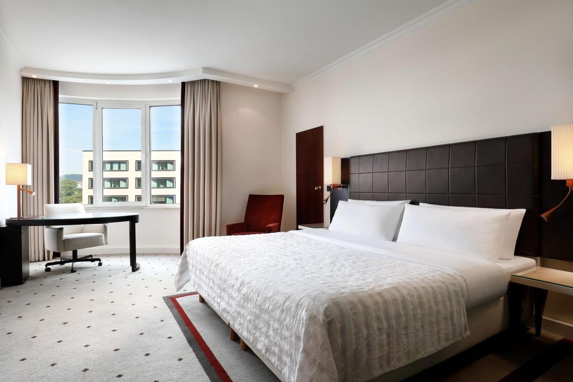 Le Méridien Stuttgart Exterior foto A guest room at the Westin Palace, Brussels