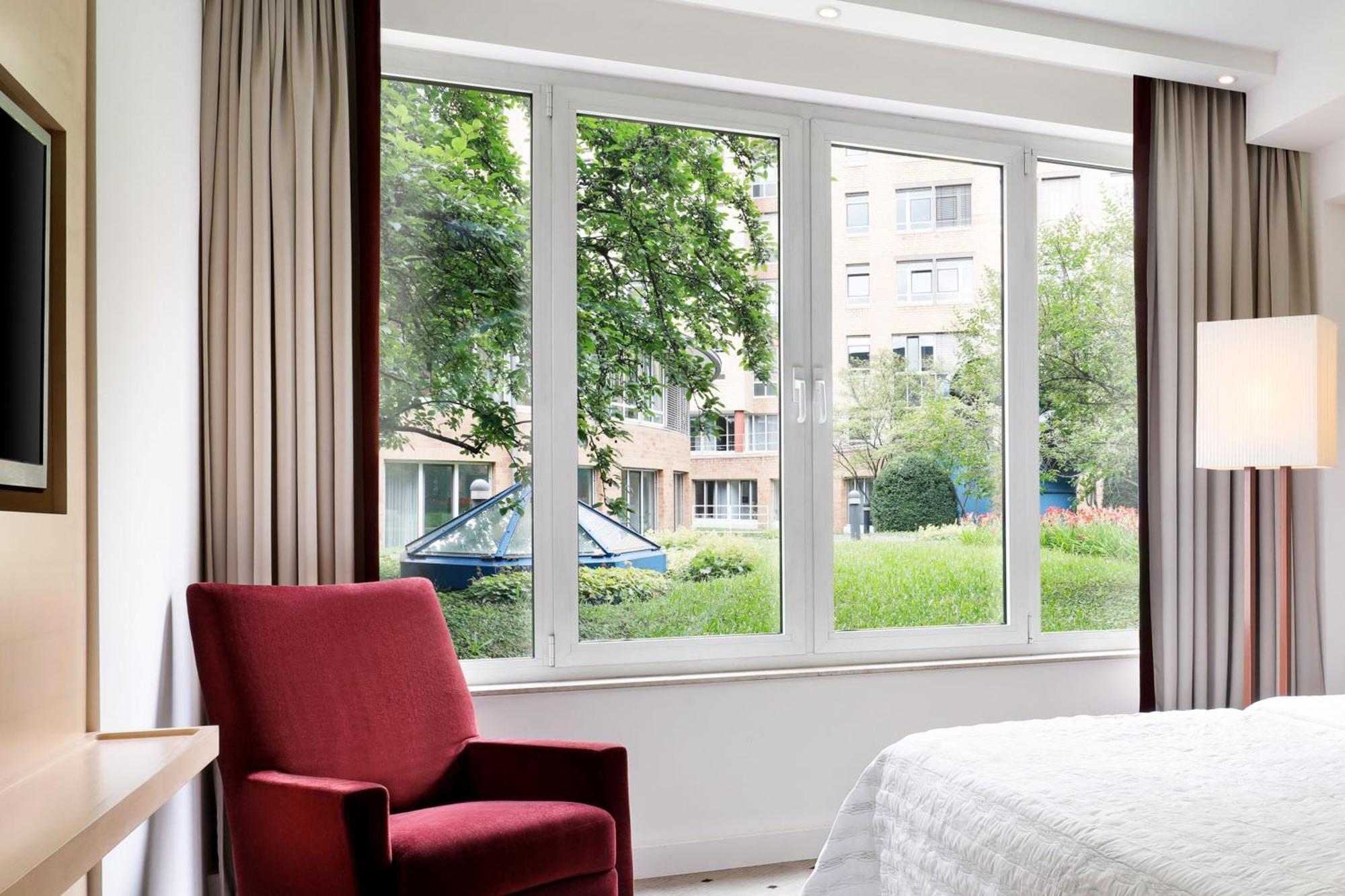 Le Méridien Stuttgart Exterior foto A window with double glazing